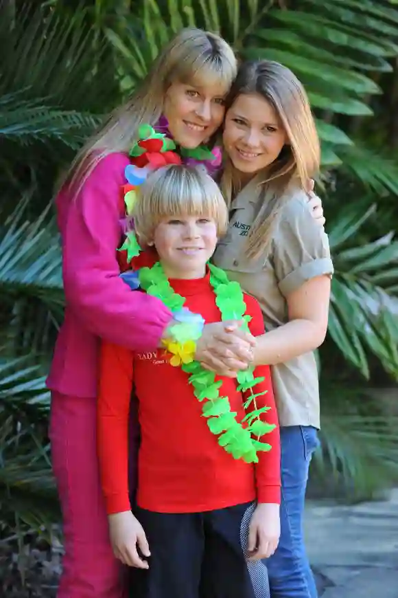 Terri, Robert y Bindi Irwin celebran el cumpleaños de Bindi en 2013