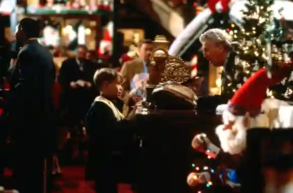 Macaulay Culkin y Eddie Bracken en una escena de la película 'Mi pobre angelito 2: perdido en Nueva York'