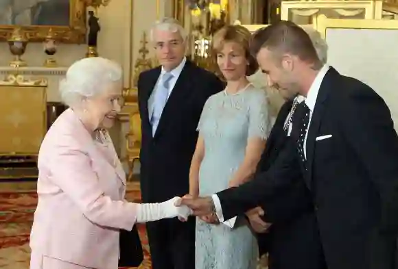 La révérence profonde : Quand les célébrités rencontrent la reine