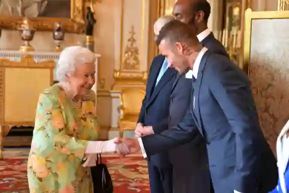 La reina Isabel II se reúne con David Beckham en el Palacio de Buckingham, el 26 de junio de 2018.