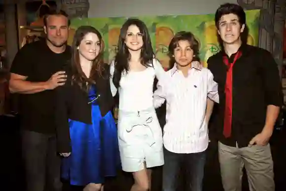 David DeLuise, Selena Gomez, Jennifer Sloane, Jake T. Austin y David Henrie