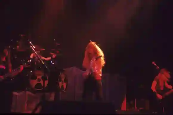 Marty Friedman, Nick Menza, Dave Mustaine et David Ellefson de Megadeath en direct lors d'un concert sur l'oxydation de l'azote.