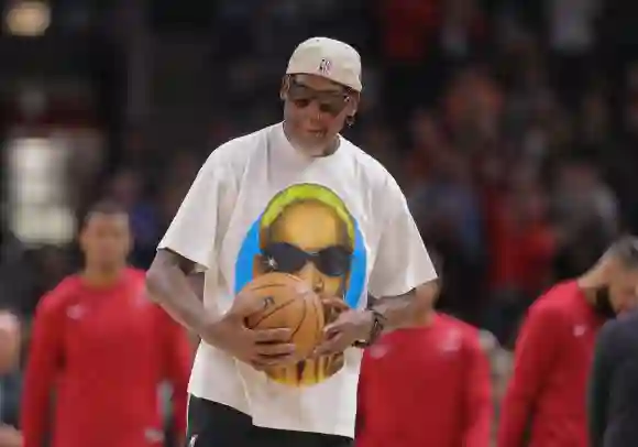 CHICAGO, IL - NOVEMBER 18 : Dennis Rodman Ancien Bulls de Chicago regarde avant un match de la NBA, Basketball Herren, USA à th
