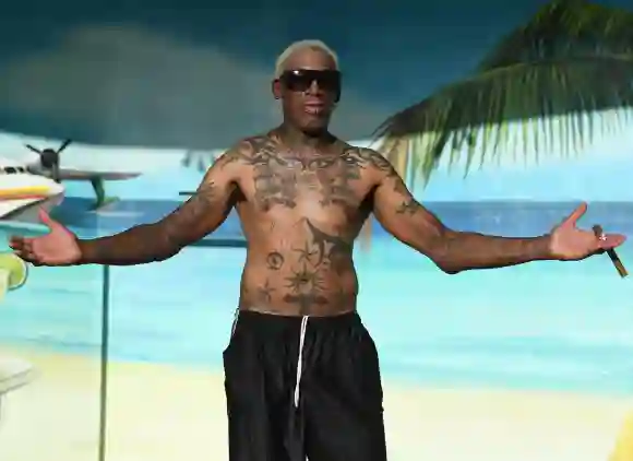 Entertainment Bilder des Tages HOLLYWOOD BEACH, FL - JULY 19 : Dennis Rodman est vu en train de se promener sans porter de masque au