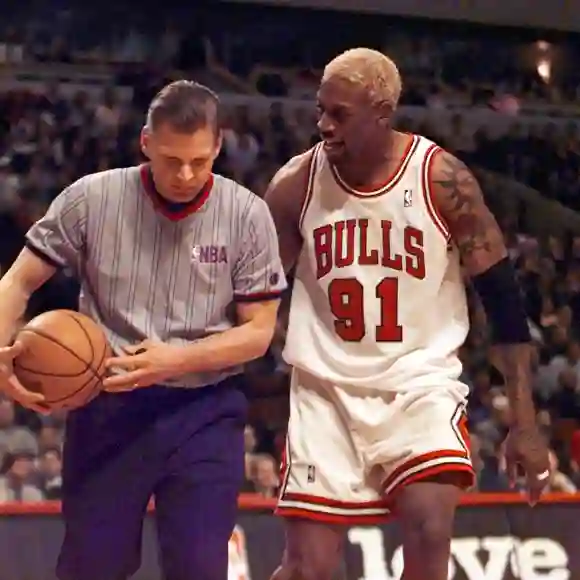 Syndication : USATODAY Dennis Rodman fait part de ses réflexions à un officiel lors d'un match en mars 1998. UTILISATION ÉDITORIALE UNIQUEMENT