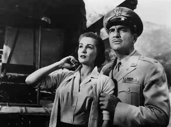 Joan Taylor, Donald Curtis in 'Earth vs. the Flying Saucers'