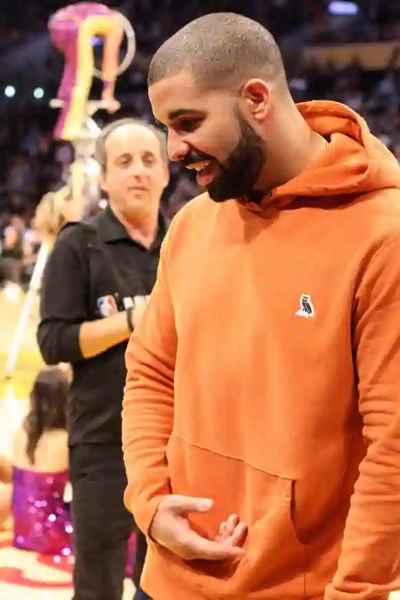 La mégastar du hip-hop Drake est au Staples Center, dans le centre de Los Angeles, pour assister à la rencontre entre les Lakers et les Golden...