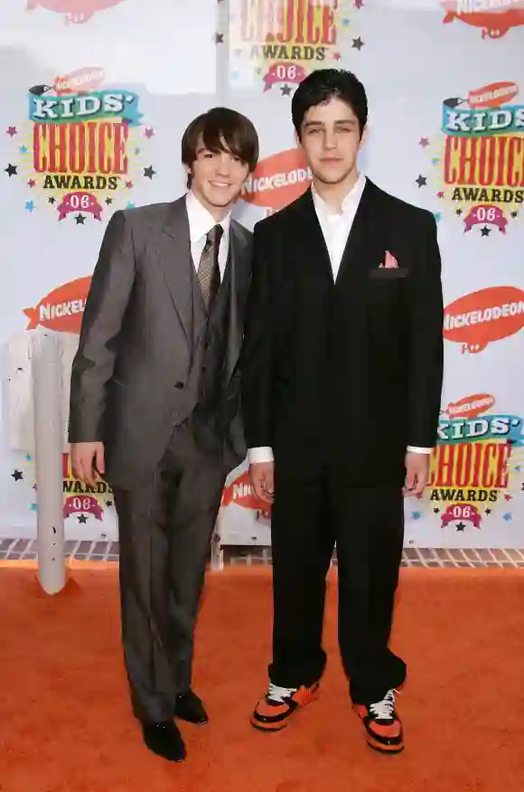 Drake Bell y Josh Peck el 1 de abril de 2006 en la 19.ª edición de los premios Kid's Choice Awards.