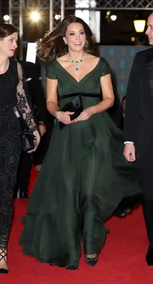 La duchesse de Cambridge sourit alors qu'elle assiste aux BAFTA British Academy Film Awards au Royal Albert Hall à Londres le 18 février 2018.