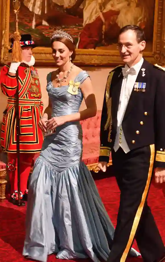 La duchesse de Cambridge marche avec le contre-amiral Ludger Brummelaar lors d'un banquet d'État au palais de Buckingham le 23 octobre 2018.
