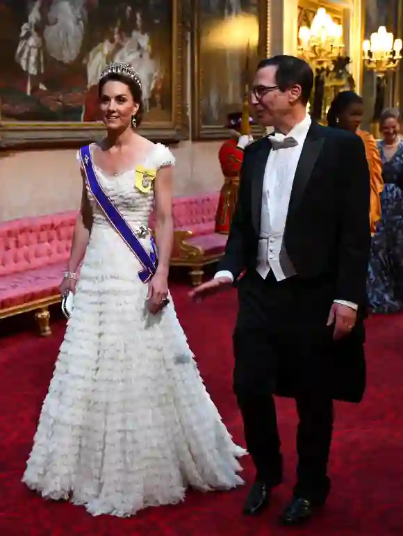 La duchesse de Cambridge et le secrétaire au Trésor des États-Unis, Steven Mnuchin, arrivent par la galerie Est pour un banquet d'État au palais de Buckingham, le 3 juin 2019.