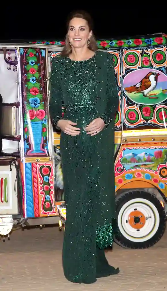 La duchesse de Cambridge arrive en Tuk Tuk à une réception spéciale organisée par le haut-commissaire britannique Thomas Drew, au monument national du Pakistan, le 15 octobre 2019.