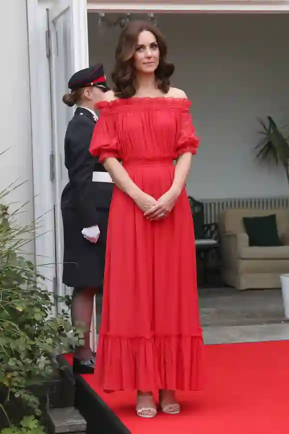 La Duquesa de Cambridge asiste a la fiesta de cumpleaños de la Reina en la residencia del embajador británico durante una visita oficial a Polonia y Alemania el 19 de julio de 2017