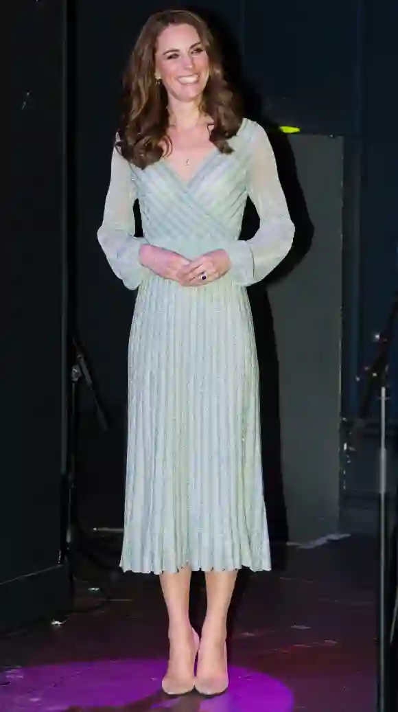 La duchesse de Cambridge réagit alors que son mari le prince William parle lors de leur visite à l'Empire Music Hall à Belfast, en Irlande du Nord, le 27 février 2019.