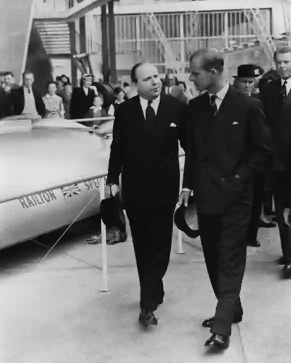 El príncipe Felipe, duque de Edimburgo, hablando con Sir Gerald Barry, Director General del Festival de South Bank, en una exposición de South Bank del coche de carreras especial Railton, Londres, 27 de julio de 1951