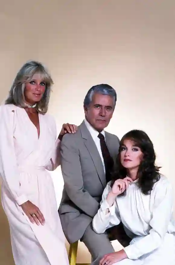 Linda Evans, John Forsythe et Pamela Sue Martin dans 'Dynasty'.