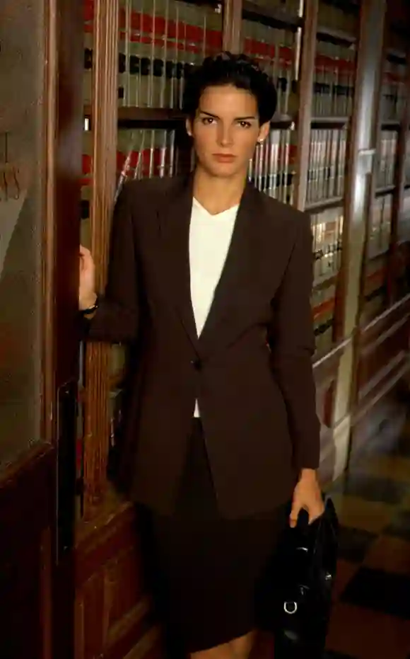Angie Harmon en una imagen promocional de la serie 'La ley y el orden'