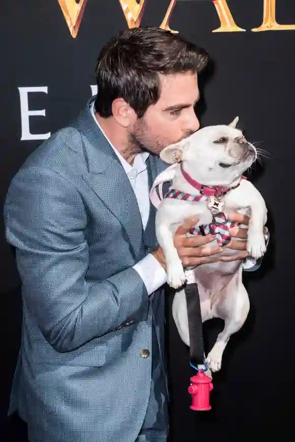 Eli Roth asiste al estreno de "La casa con un reloj en sus paredes" con su perro Mono en el teatro chino de Hollywood el 16 de septiembre de 2018.