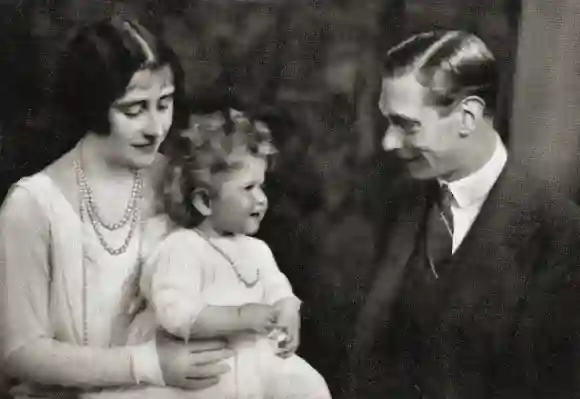 La Reina Madre y el Rey Jorge VI con la Reina Isabel II