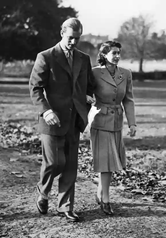 La princesse Elizabeth et le prince Philip, duc d'Édimbourg, se promènent pendant leur lune de miel dans le domaine de Broadlands, dans le Hampshire, le 25 novembre 1947.