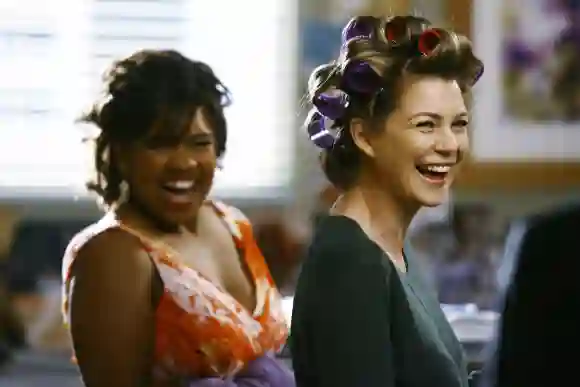 Chandra Wilson and Ellen Pompeo in 'Grey's Anatomy'