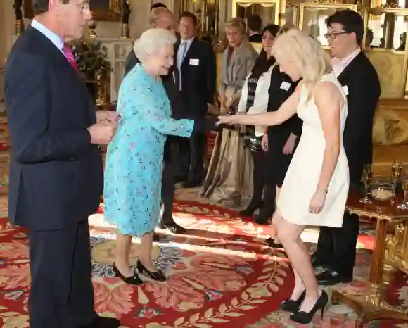 La reina Isabel II se reúne con Ellie Goulding en una recepción de artes escénicas, el 9 de mayo de 2011.