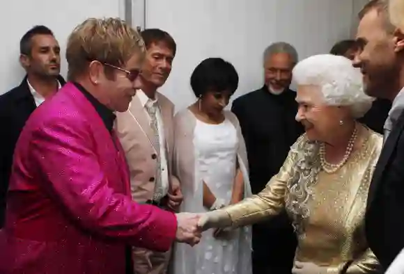 La Reine Elizabeth II est présentée à Sir Elton John dans les coulisses par Gary Barlow après le concert du jubilé de diamant au palais de Buckingham, le 4 juin 2012.