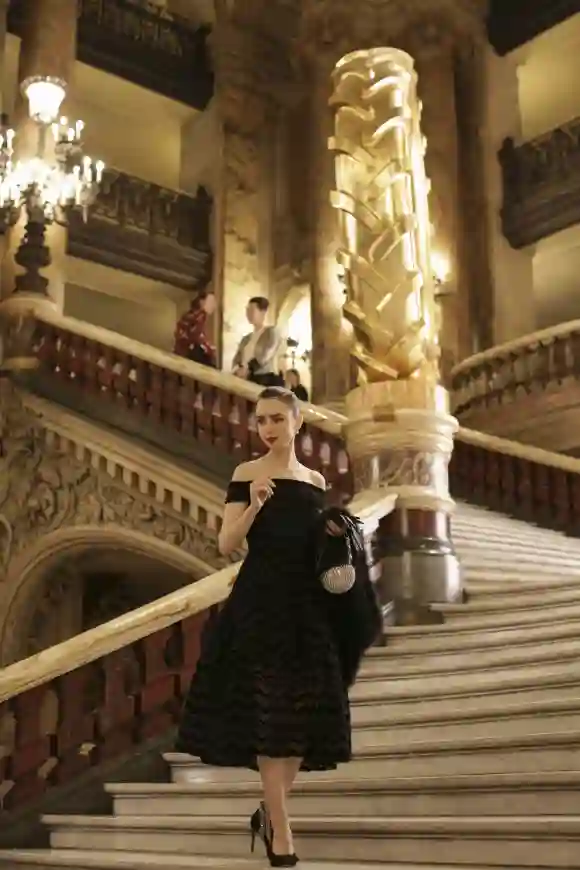 Escena de la serie 'Emily in Paris'