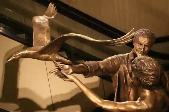 Estatua conmemorativa de la Princesa Diana y Dodi Fayed en Londres