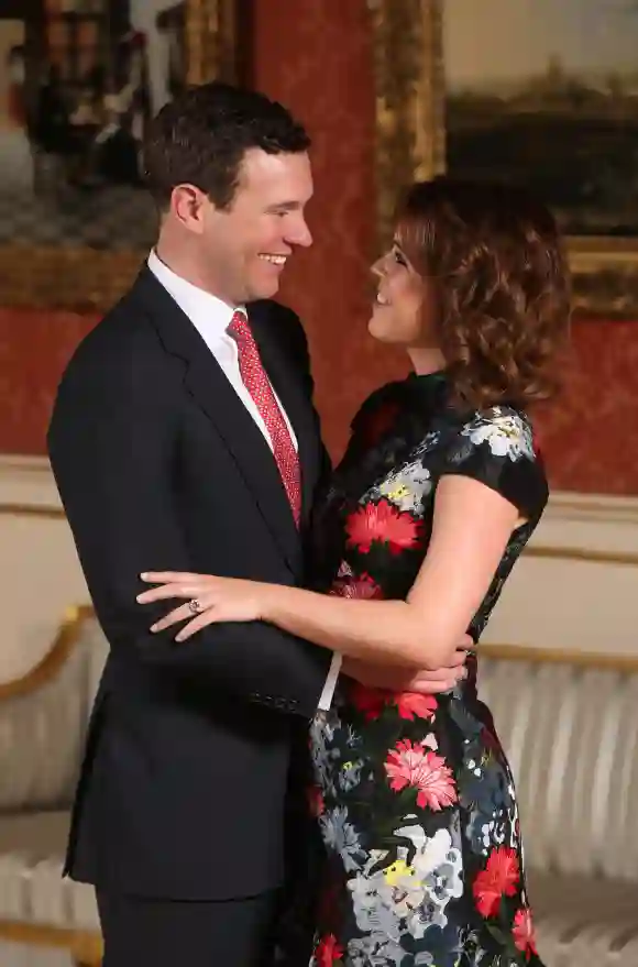 La princesse britannique Eugenie d'York pose avec son fiancé Jack Brooksbank dans la galerie d'images du palais de Buckingham à Londres, le 22 janvier 2018, après l'annonce de leurs fiançailles.