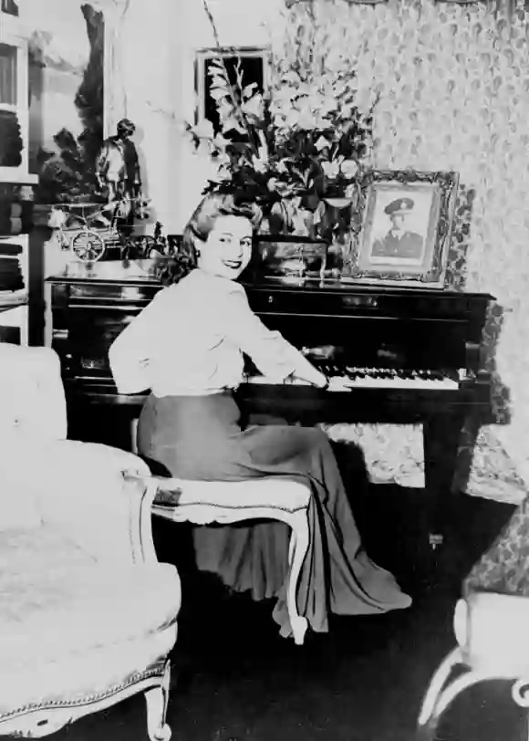Eva Perón tocando el piano