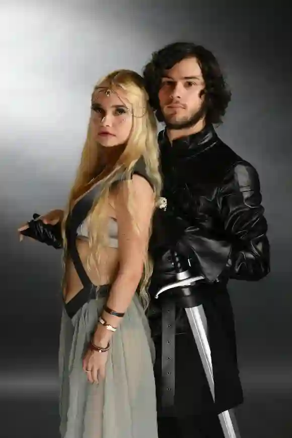 Cosplayers as "Daenerys" and "Jon Snow"