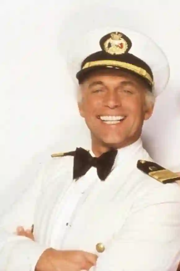 Gavin MacLeod dans le rôle du "Capitaine Merrill Stubing" dans "La croisière s'amuse".