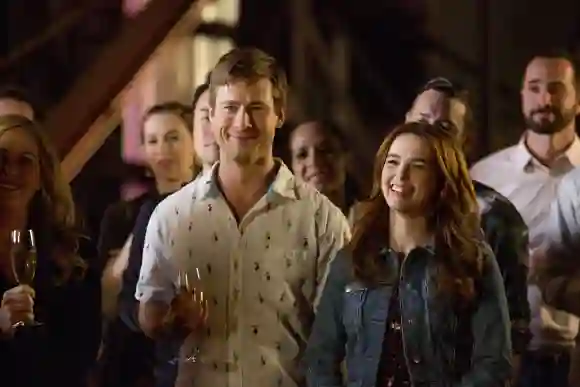 Glen Powell and Zoey Deutch in 'Set It Up'