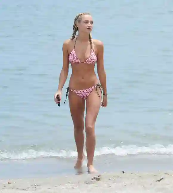 Georgia Harrison de Love Island posa en bikini en la playa