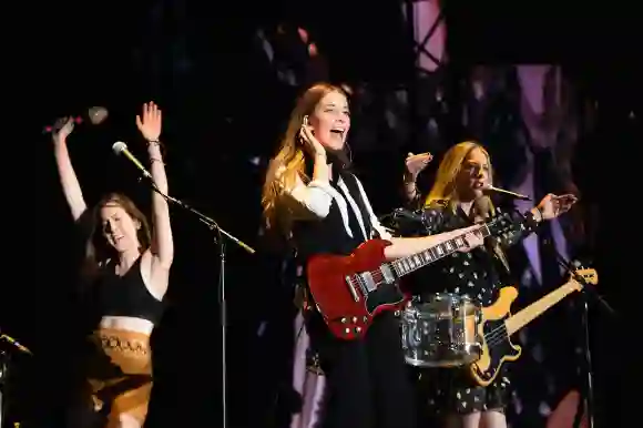 Alana Haim, Danielle Haim et Este Haim du groupe Haim se produisent sur scène lors de la tournée The 1989 World Tour de Taylor Swift, le 10 juillet 2015.
