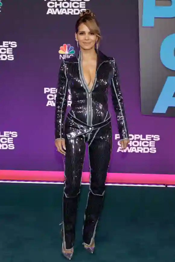 SANTA MONICA, CALIFORNIA - DECEMBER 07: Halle Berry attends the 47th Annual People's Choice Awards at Barker Hangar on December 07, 2021 in Santa Monica, California. (Photo by Amy Sussman/Getty Images,)