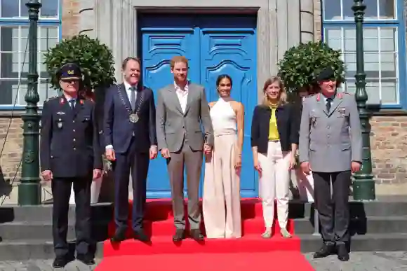 Prince Harry and Duchess Meghan pose with Düsseldorf's mayor and other important people in the city