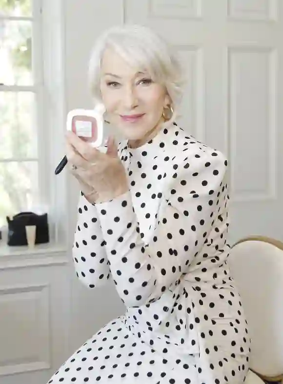 Helen Mirren se une a L'Oréal Paris para celebrar el lanzamiento de Age Perfect Cosmetics, Beverly Hills, California, 2020.