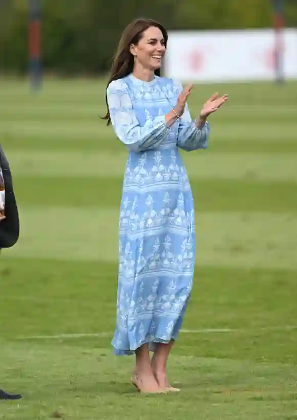 duchess kate long legs trick outfit