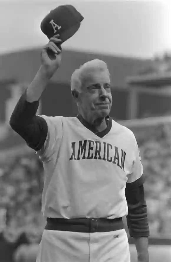 Baseball Legend Joe DiMaggio waves to the crowd at a baseball old timers game PUBLICATIONxINxGERxS