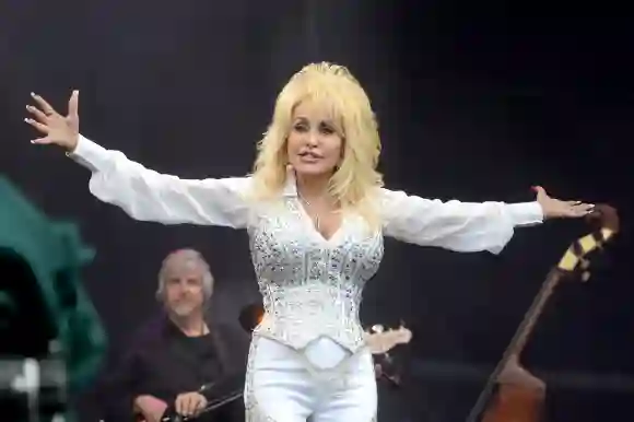 Dolly Parton se produit sur la scène Pyramid lors de la troisième journée du festival de Glastonbury 2014 à Worthy Farm.