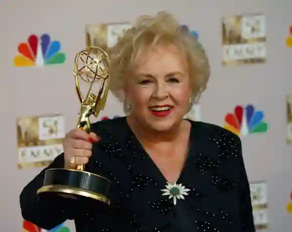 DORIS ROBERTS née Doris May Green le 4 novembre 1925 le 17 avril 2016 est une actrice américaine.