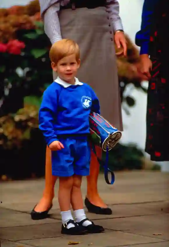 El príncipe Harry en su primer día de kinder en 1987