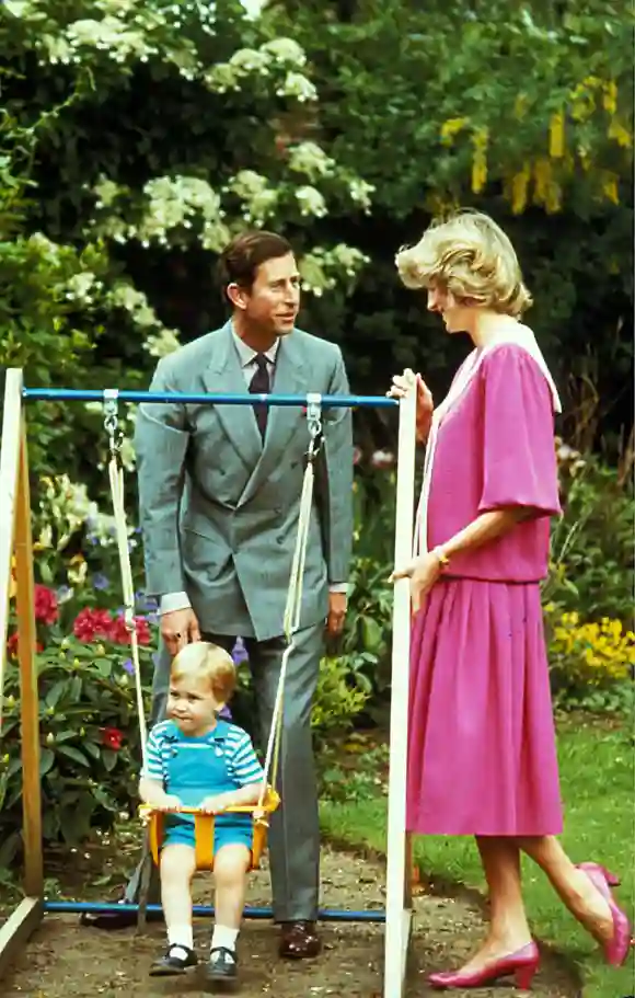 La princesa Diana, el príncipe William y el rey Carlos en el parque