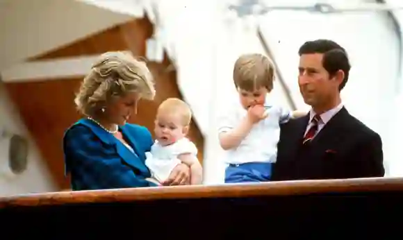 La Princesa Diana, el Príncipe Harry, el Príncipe William y el Rey Carlos