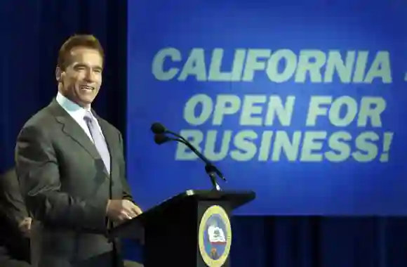 Le gouverneur Arnold Schwarzenegger s'adresse au public lors de la cérémonie de pose de la première pierre d'un nouveau centre de recherche biologique.