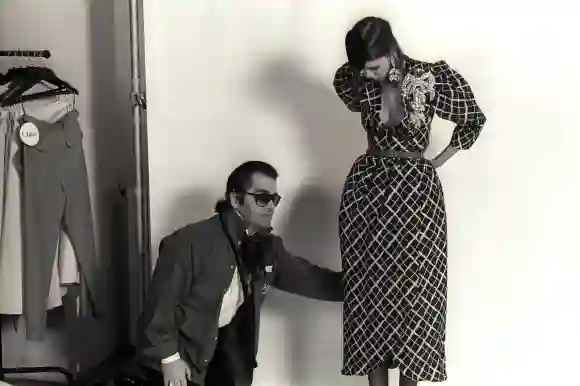 Photo Guy Marineau Karl Lagerfeld et le manequin Ramona studio Chloé Paris 1979 190501 0000 00 00 F