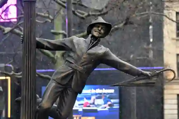 Gene Kelly Singin"! in the Rain statue at unveiling of a trail of cinematic bronze statues in London"!s Leicester Square,