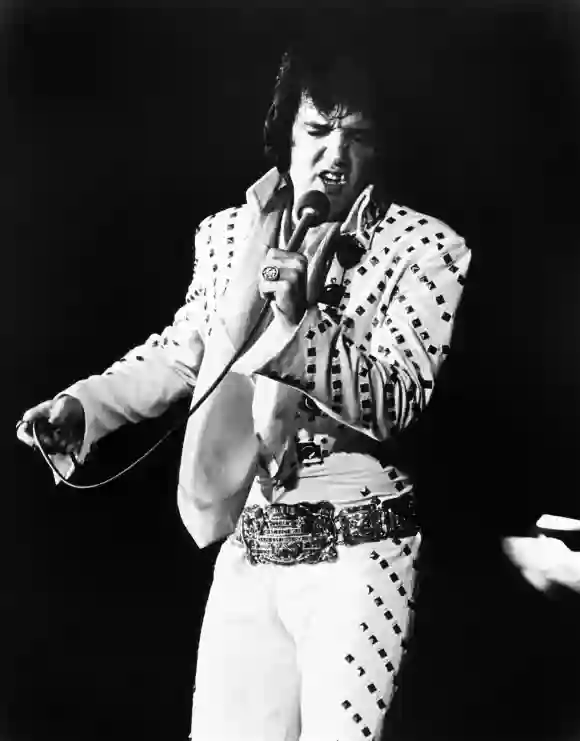 ELVIS ON TOUR, Elvis Presley, 1972 Courtesy Everett Collection PUBLICATIONxINxGERxSUIxAUTxONLY Copyright: xCourtesyxEver